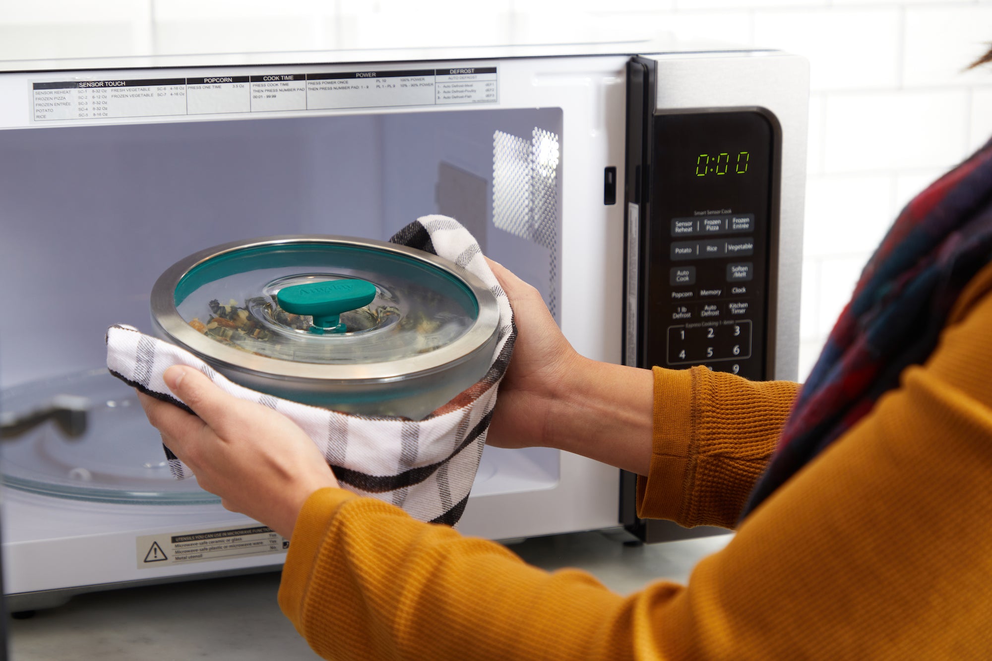 Microwave Cookware. Алюминиевые миски нельзя держать в микроволновке. There is a fork in the Microwave.