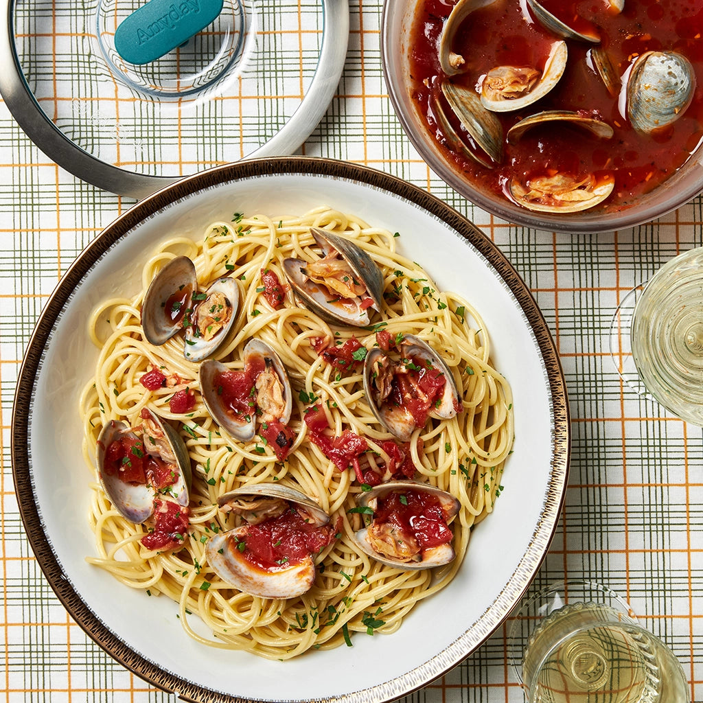 Steamed clams with tomatoes made in the microwave using the glass Anyday dish, ensuring tender clams with rich, savory flavors and no unpleasant odors. Enjoy a quick and elegant seafood dish, ready in minutes.