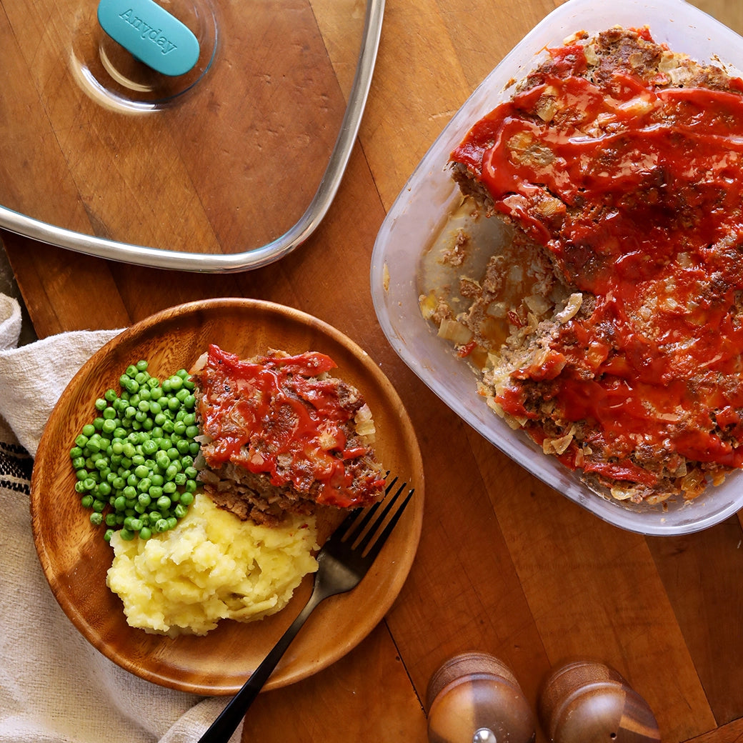 Quickly prepared meatloaf in the Square Anyday dish. Made of ground beef mixed with onion, garlic, and seasonings, topped with classic ketchup. This method ensures a tender and flavorful meatloaf, perfect for a comforting meal