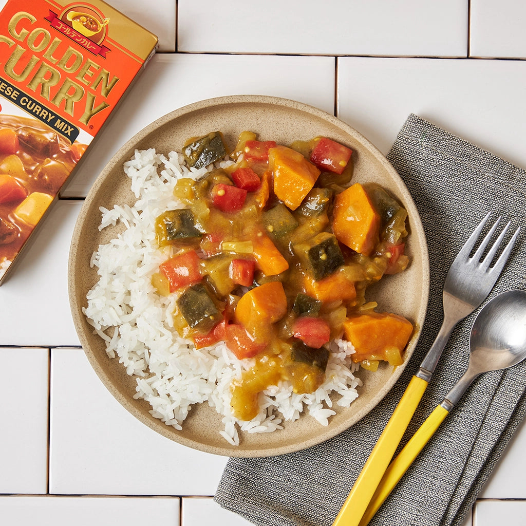 Kabocha squash curry, made and served in the glass Anyday dish. This hearty and aromatic dish features tender kabocha squash in a flavorful curry sauce, perfect for a warm and comforting meal.