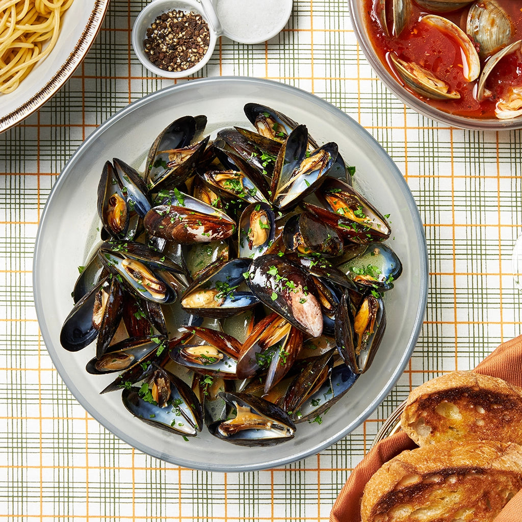 Delicious mussels cooked in white wine and garlic, prepared in the glass Anyday dish. This quick and easy microwave recipe delivers tender and flavorful mussels with a rich, aromatic sauce, perfect for an elegant and effortless meal.