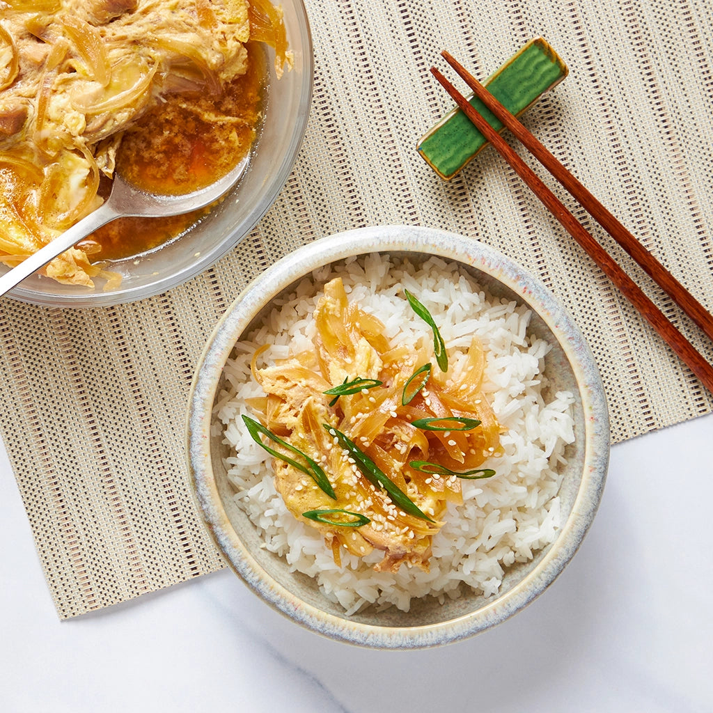 Delicious Oyako Donburi made in the glass Anyday dish, featuring tender chicken, fluffy eggs, and savory rice in a flavorful broth. This quick and easy microwave recipe delivers a comforting and well-balanced Japanese rice bowl, perfect for a satisfying meal.