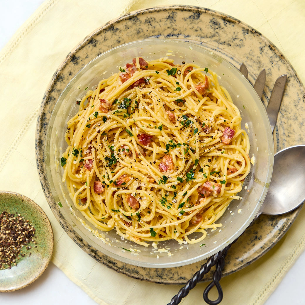 Creamy spaghetti carbonara cooked in the microwave using the glass Anyday dish, combining perfectly cooked pasta with rich, velvety sauce and crispy pancetta. No waiting for the water to boil—enjoy a quick and indulgent Italian-inspired meal, ready in minutes.