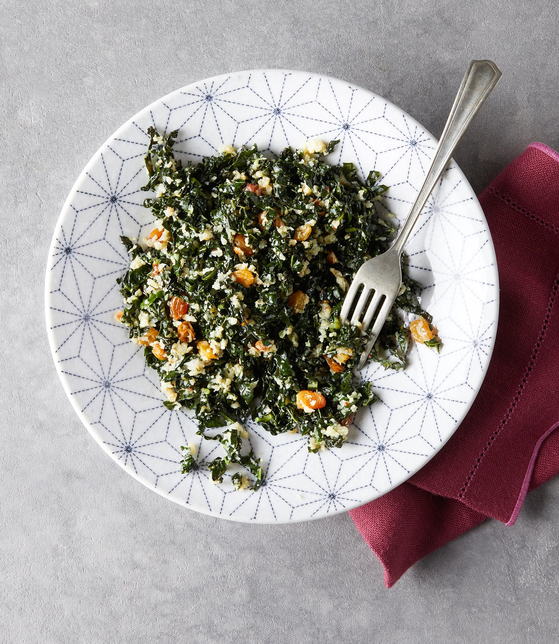 Warm kale and cauliflower salad with raisins made in the microwave using the glass Anyday dish, combining tender vegetables with sweet raisins for a balanced and nutritious dish. Enjoy a quick and flavorful meal, ready in minutes.